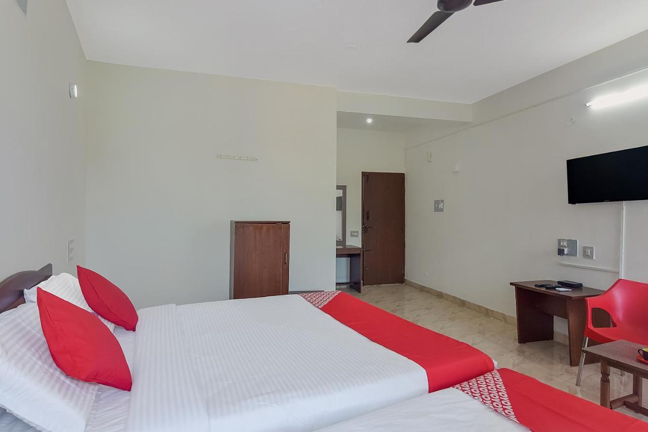 Oyo 13581 Hotel Raj Madikeri Exterior photo